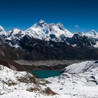 Vue panoramique des sommets de l'Himalaya. [Depositphotos - Arsgera]