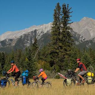 La famille Pasche traversant les montagnes Rocheuses au Canada [DR - ylia.ch]