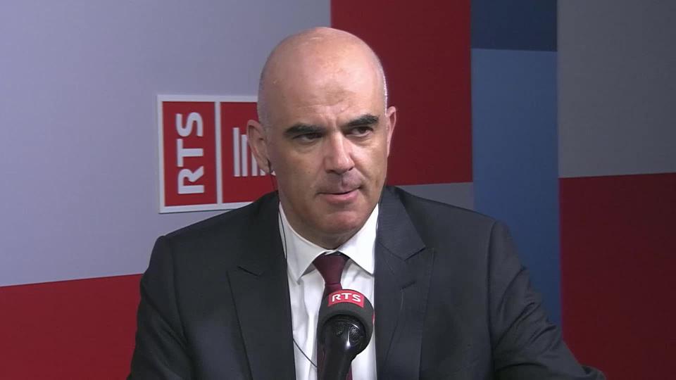 Masques obligatoires dans les transports et quarantaine obligatoire pour les voyageurs: interview d’Alain Berset