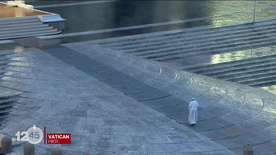 Près de la moitié de l'humanité est en confinement. Place Saint-Pierre, le pape François a présidé une prière seul.