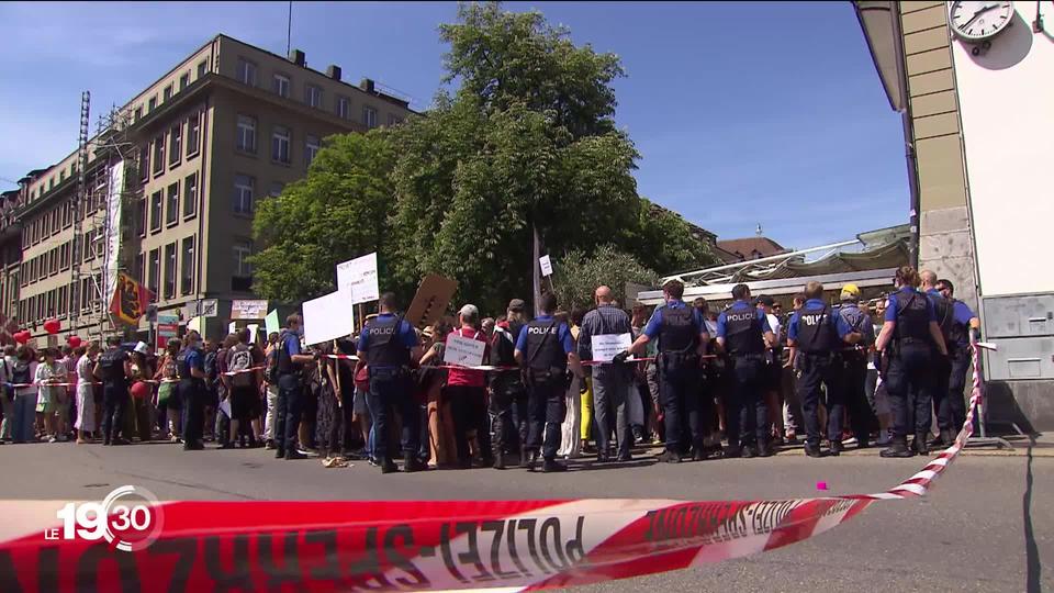 Des centaines de manifestants dénoncent et défient les règles de distanciation contre le COVID-19