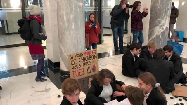 Lausanne: des grévistes du climat occupent une filiale UBS pour dénoncer l’investissement dans les énergies fossiles