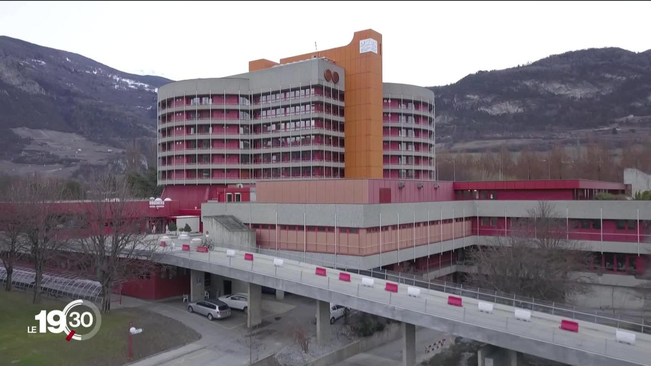 L'Hôpital du Valais fait face à une nouvelle vague d'hospitalisations et craint une surcharge de ses soins intensifs.