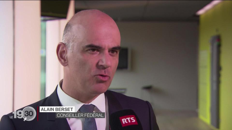 Les critiques pleuvent sur l'Office fédéral de la santé publique. Alain Berset réagit.