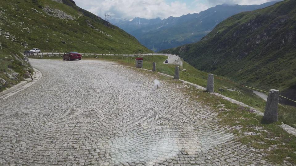 La descente de la Tremola en camping-car