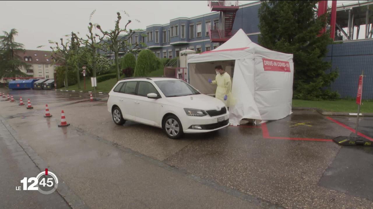 Le premier drive-in romand de dépistage du coronavirus peut accueillir 100 patients par jour à Yverdon-les-Bains.