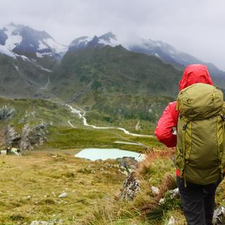 Femme randonneuse en trek dans les montagnes. [Depositphotos. - Maridav.]