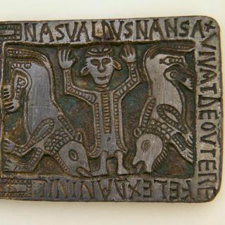 Plaque-boucle de ceinture en bronze du VIe siècle figure David dans la fosse aux lions exposé MCAH Lausanne. [Réformés.ch - Max Idjé]