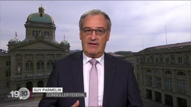 Le conseiller fédéral Guy Parmelin défend le rythme d'ouverture des commerces face aux pressions des cantons et du Parlement