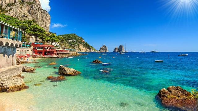 Plage de l'île de Capri en Italie [Depositphotos - janoka82]