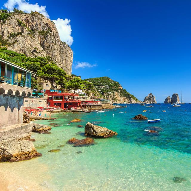 Plage de l'île de Capri en Italie [Depositphotos - janoka82]