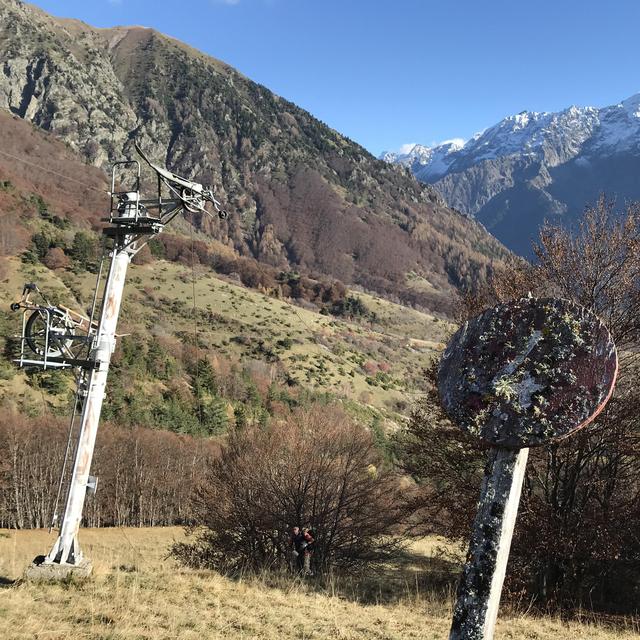 Téléski en passe d’être démonté, St-Firmin, France. [RTS - Marion Paquet]