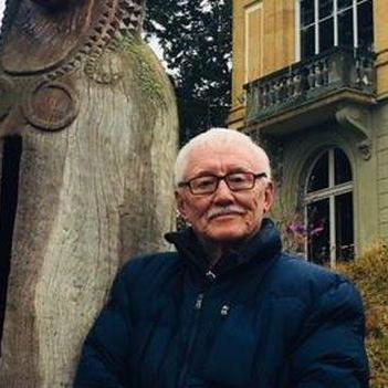 Peter Irniq devant le Musée dʹethnographie de Neuchâtel. [Musée d’ethnographie de Neuchâtel - Valerie Chatelain]