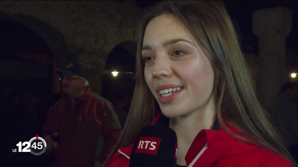 Entre rires et larmes, l'émotion d'Amélie Klopfenstein, médaillée aux JOJ et fêtée à son retour à La Neuveville.