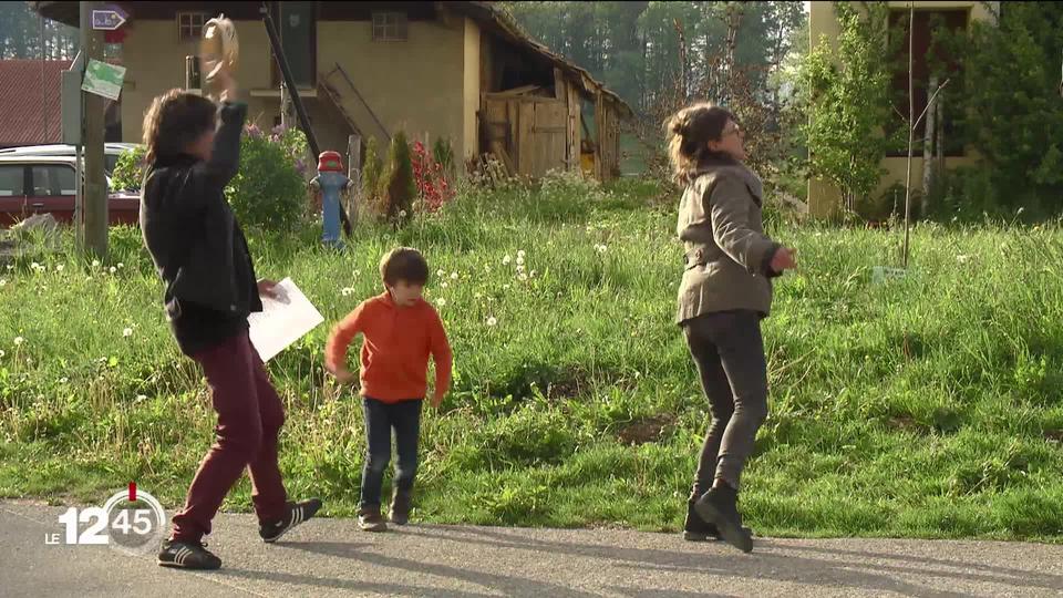 Aux Barrières dans le Jura, une tradition est née durant le confinement. Tous les jours, les habitants se retrouvent et dansent.