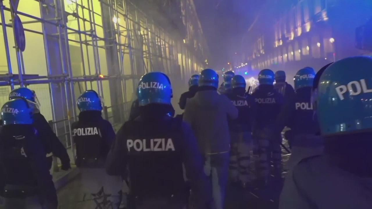 Manifestations anti-couvre-feu en Italie