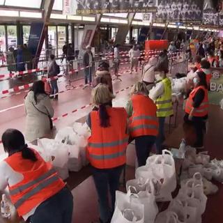Une distribution de nourriture a réuni plus de 2000 personnes à Genève le 2 mai 2020 - [Le 19h30 /RTS]