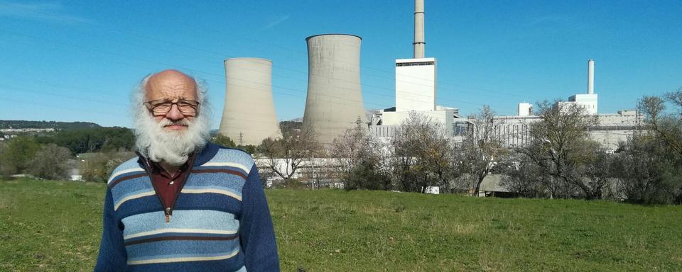 Jean-Luc Debard, membre de Convergence Ecologique en Pays de Gardanne, dans son jardin [RTS - Maud De Carpentier]