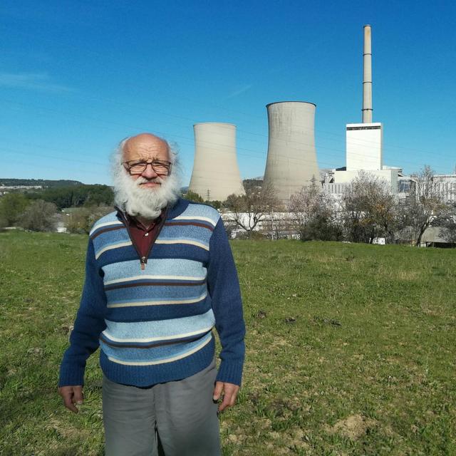 Jean-Luc Debard, membre de Convergence Ecologique en Pays de Gardanne, dans son jardin [RTS - Maud De Carpentier]