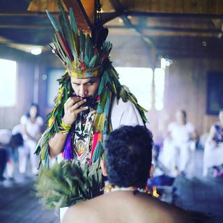 Le chamam Jhon Muchavisoy, au petit matin, juste avant la clôture de la cérémonie, tribu Inga, région Putumayo, Colombie. [RTS - Najet Benrabaa]