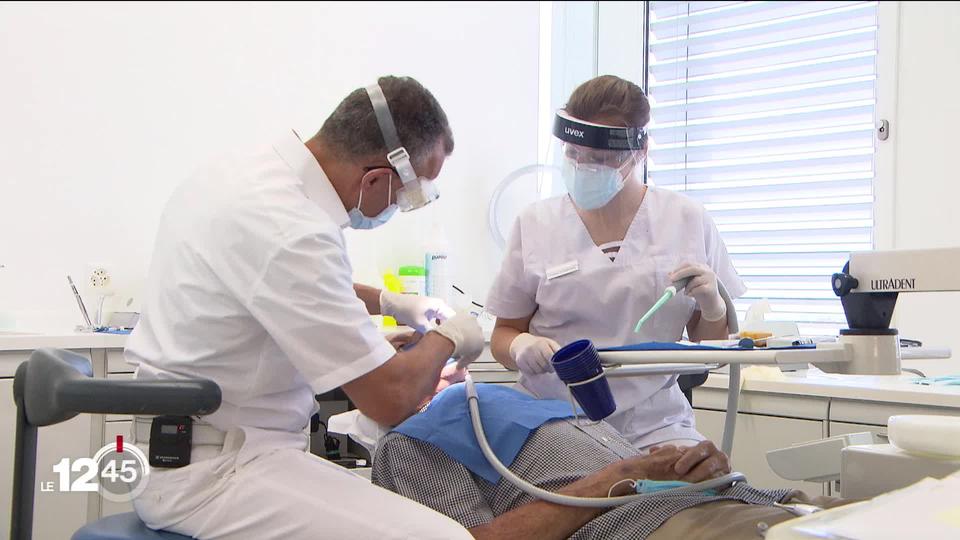 Après la contamination de plusieurs employés dans un hôtel des Grisons, l'efficacité du port de la visière est mise en doute.