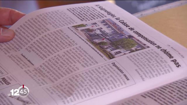 Lecture à haute voix des journaux dans un café des Franches-Montagnes.