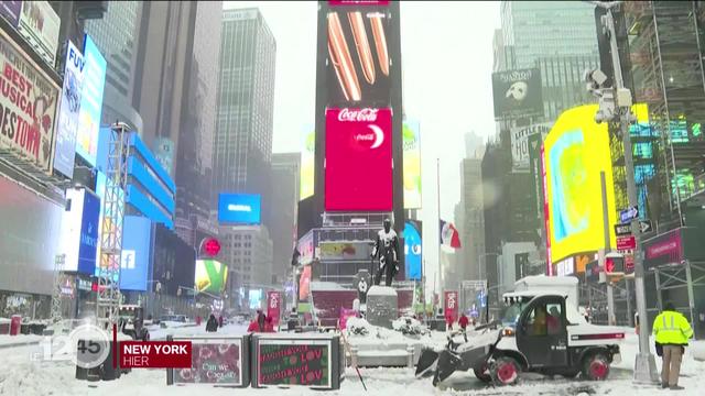 New York s'est réveillé hier sous la neige après une tempête de neige qui s'est abattue sur le nord-est du pays.