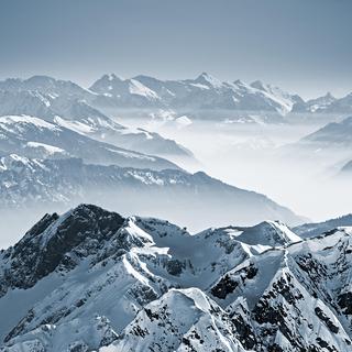 Montagnes enneigées dans les Alpes suisses. [Depositphotos. - ajn.]
