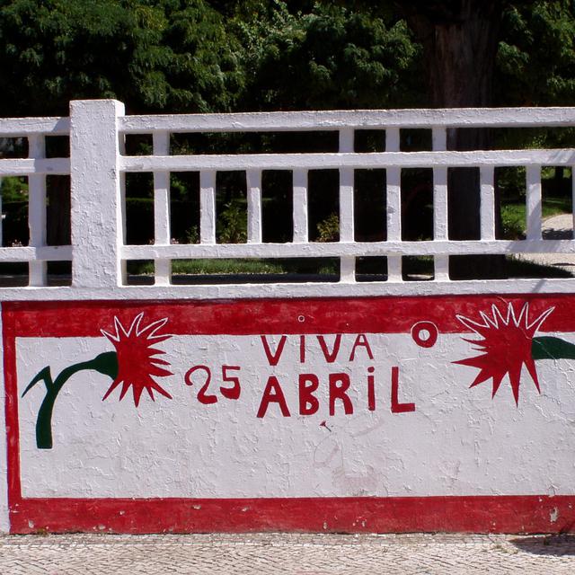 Peinture murale célébrant le 25 avril 1974, Coruche, Portugal. [Júlio Reis - CC by SA 2.5 Generic Wikimédia - Júlio Reis]