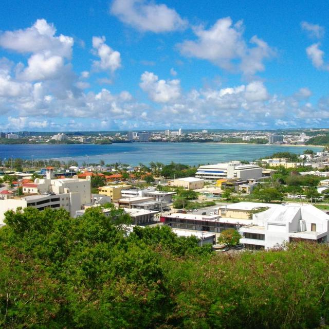 Vue Hagatna, capitale de l’île de Guam, depuis le fort Santa Agueda [Wikimedia Commons DP - Abasaa]