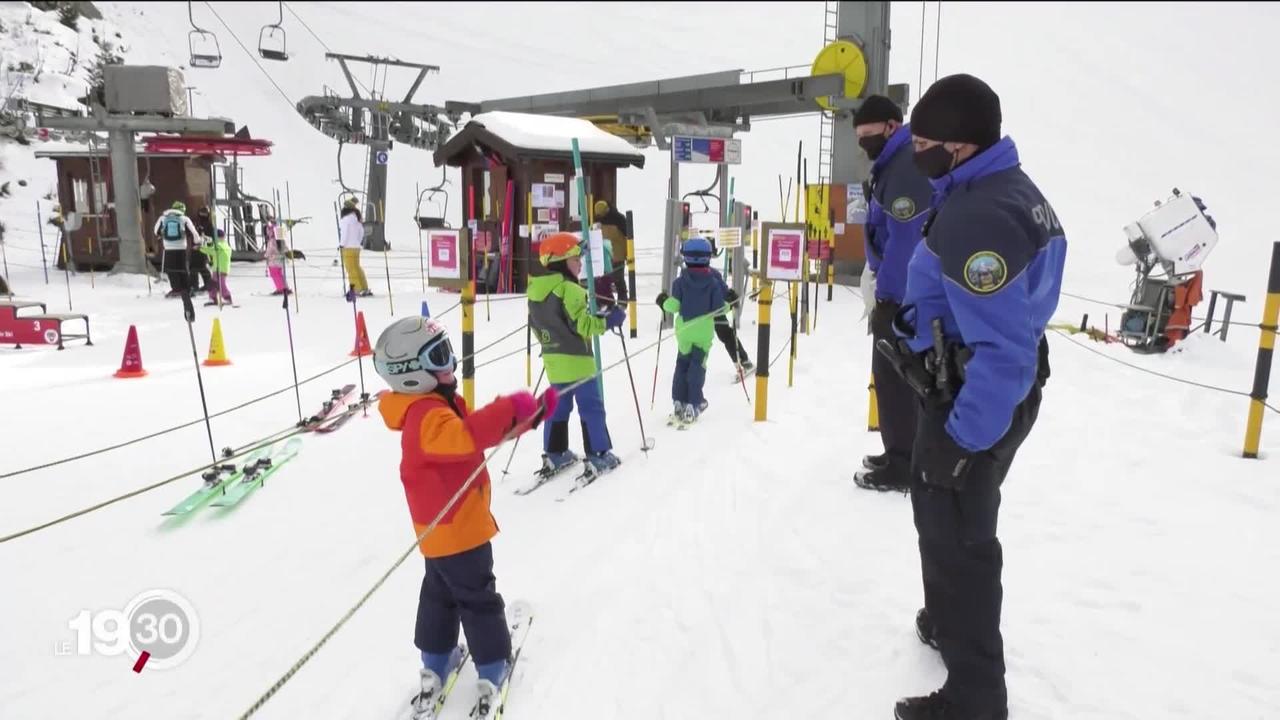 Les premiers touristes suisses et internationaux skient en Valais, même si la suite de la saison reste incertaine
