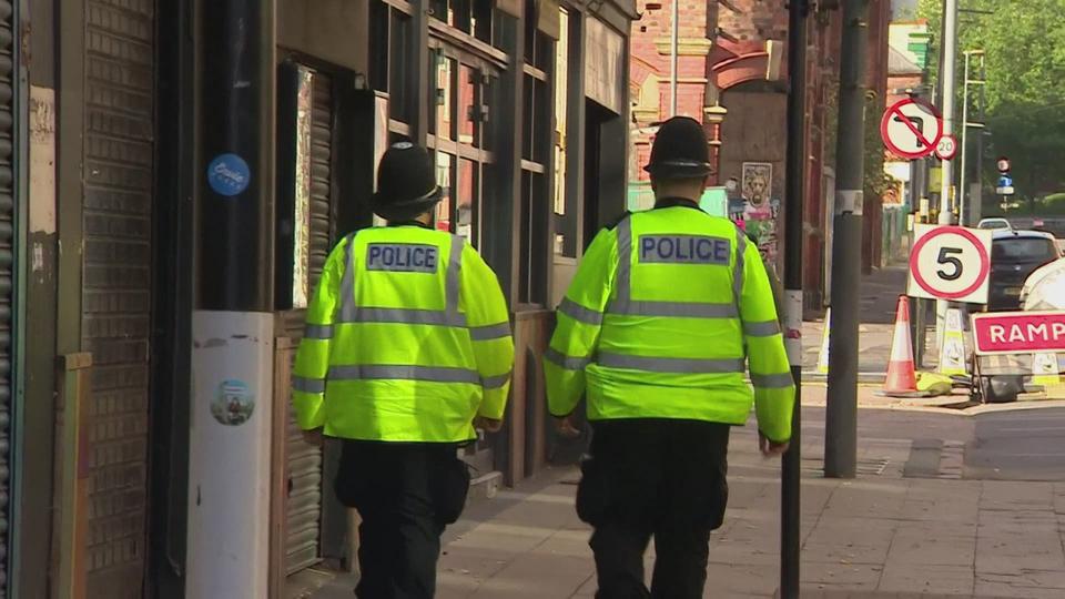 Les policiers mettent en place des cordons de sécurité à Birmingham