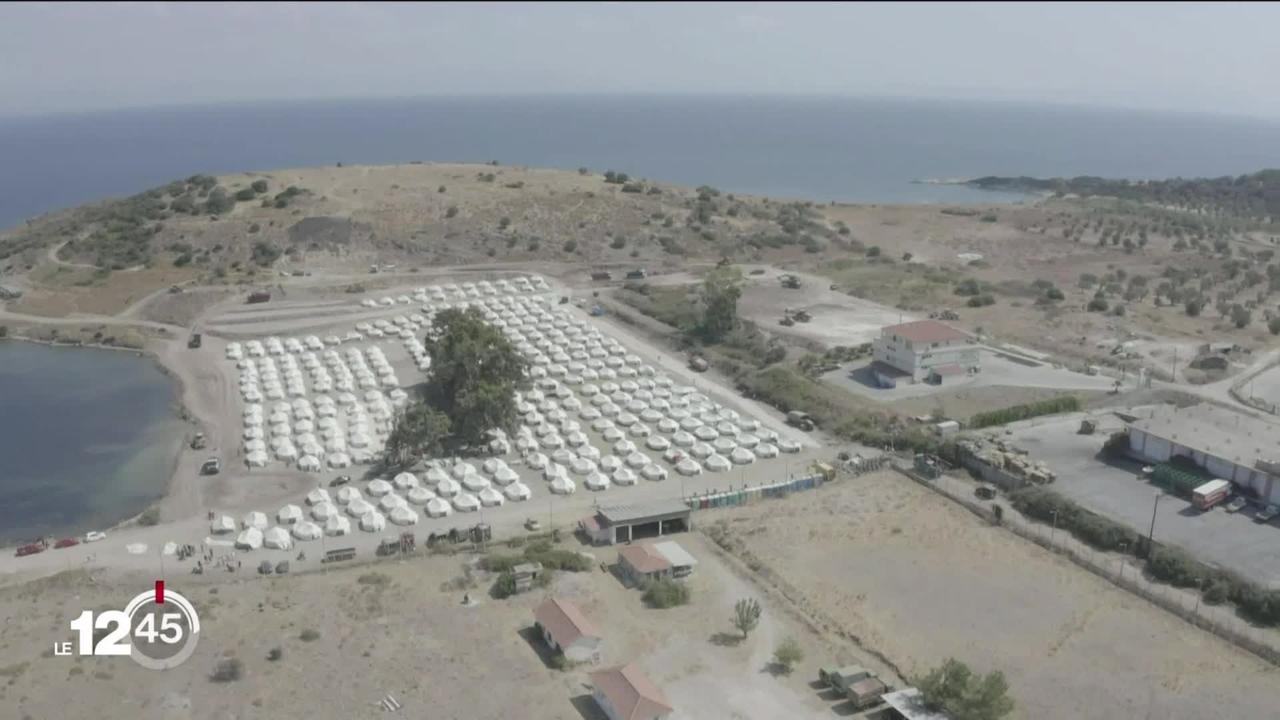La police grecque a commencé à replacer une partie des milliers de réfugiés mis à la rue par l'incendie du camp de Moria.
