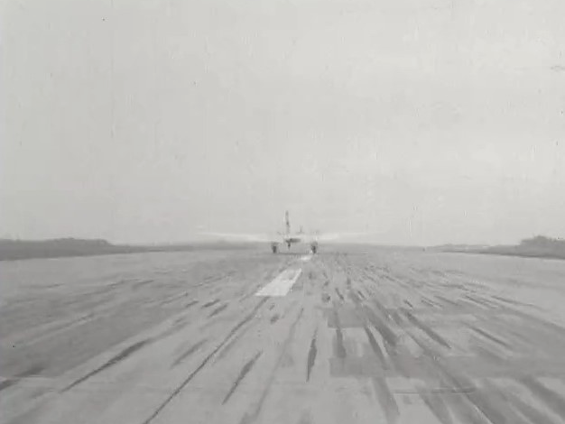 En 1958, la piste de l'aéroport de Cointrin doit être rallongée. [RTS]