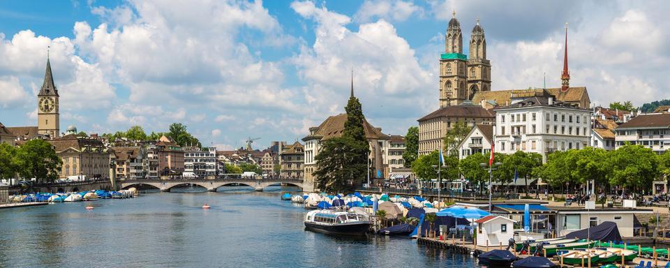 Vue sur le quartier historique de Zurich en été. [Depositphotos - bloodua]