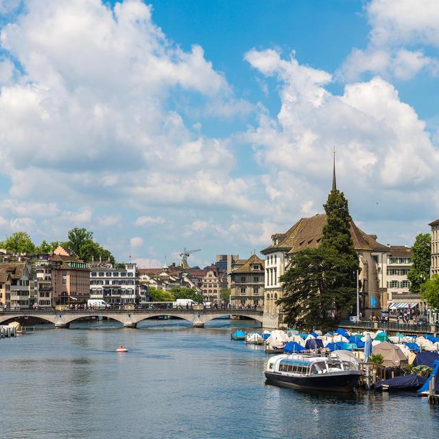 Vue sur le quartier historique de Zurich en été. [Depositphotos - bloodua]