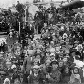 Arrivée de familles polonaises en bateau au port de Calais, 1923. [Centre Historique Minier prêt ANMT - DR]
