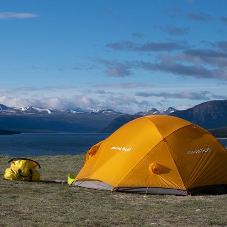 La famille Pasche installe sa tente dans le Yukon [DR - ylia.ch]
