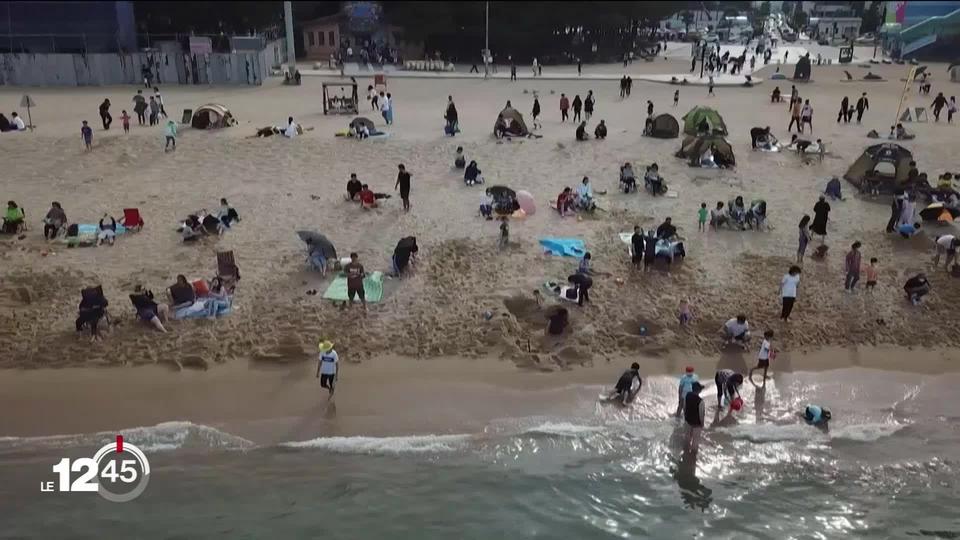 Les Sud-Coréens profitent des plages de l'est du pays...entre détente et prudence.