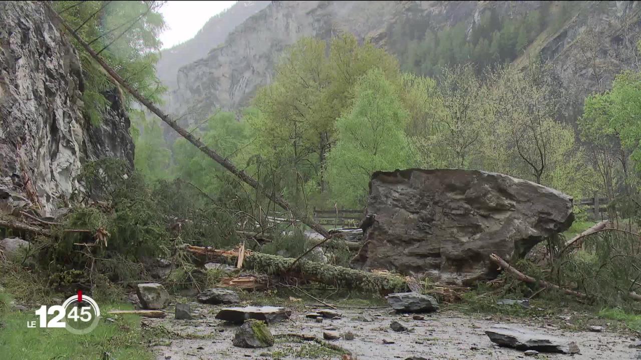 Un rocher sur la route d'Evolène en Valais s'est effondré emportant une partie de la chaussée dans sa chute.