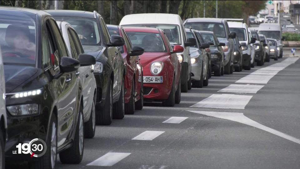 Certaines entreprises reprennent leurs activités, provoquant des kilomètres de bouchons aux frontières.