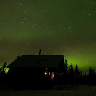 Chalet et aurores boréales dans le territoire du Yukon au Canada [DR - Ylia.ch]