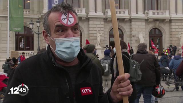 Des milliers de fonctionnaires ont manifesté cet après-midi à Genève contre la baisse de 1% de leurs salaires.