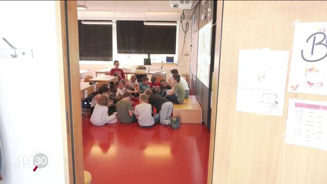 Rentrée compliquée à Fribourg et en Valais qui doivent faire face à une pénurie inédite d'enseignants au niveau primaire.