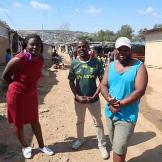 Brian Mahlangu & habitants  de Stjwetla, township d' Alexandra, Johannesburg - [RTS - Valérie Hirsch]