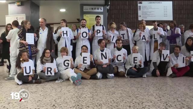 En France, le milieu hospitalier dénonce via des mobilisations la destruction de l'hôpital public.