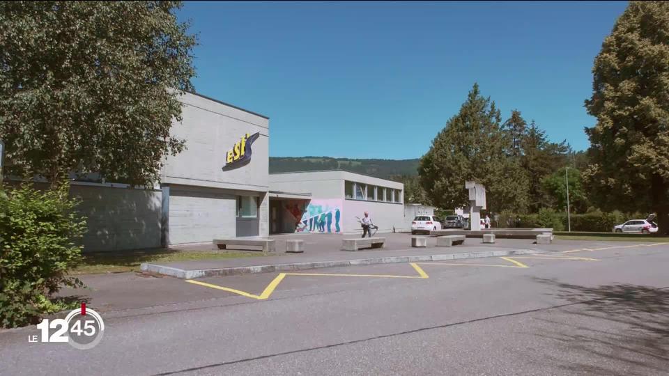 Une école secondaire jurassienne ferme ses portes après le dépistage positif d'un professeur au Covid-19.