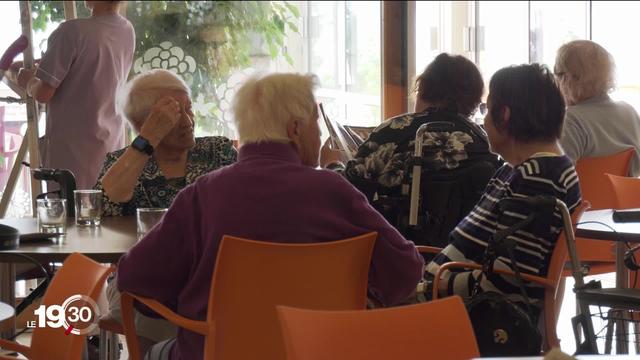 Immersion dans un EMS de Neuchâtel où la solitude s'ajoute à la crainte du virus.