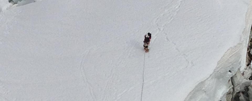 Ascension finale vers le refuge des Grands Mulets sur les pentes du Mont-Blanc. [RTS - Christophe Canut]