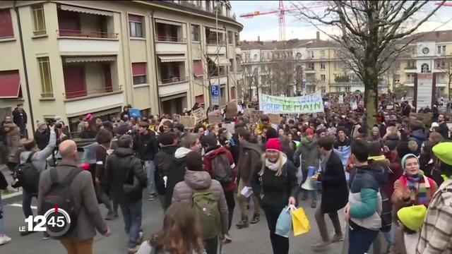 Une année plus tard, nouvelle manifestation "urgence climatique" à Lausanne avec la participation de Greta Thunberg.